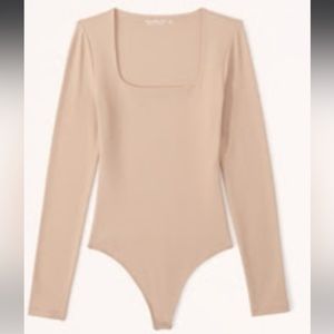 Long-Sleeve Seamless Fabric Soft Squareneck Bodysuit in Light Brown